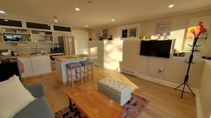 TV - Cozy Ocean Retreat just a 2-minute walk from Cow Bay surf spot. (Cow Bay)