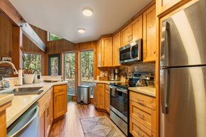 Private kitchen - Cozy Pet Friendly Cabin w/ Hot Tub & Forest Views (Sisters)