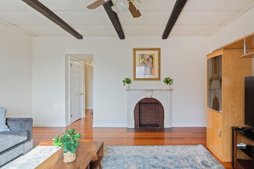 All-American classic/ 18 min to Manhattan