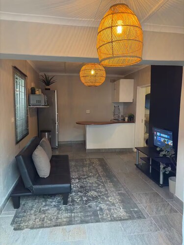 Modern Cozy Cottage in Heart of the City