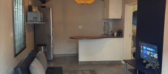 Modern Cozy Cottage in Heart of the City