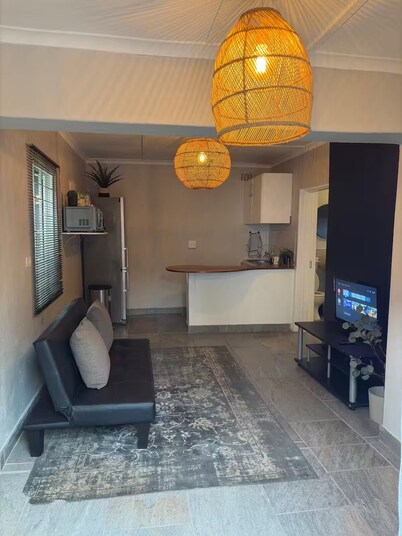 Modern Cozy Cottage in Heart of the City