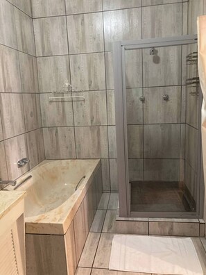Hair dryer, towels, soap, toilet paper - Modern Cozy House in Heart of BFN - pool & braai (Bloemfontein)