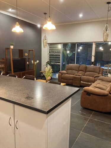 Modern Cozy House in Heart of BFN - pool & braai