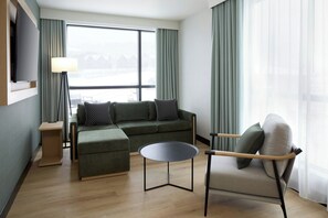 تلفزيون بحجم 150-سم يعرض قنوات فضائية