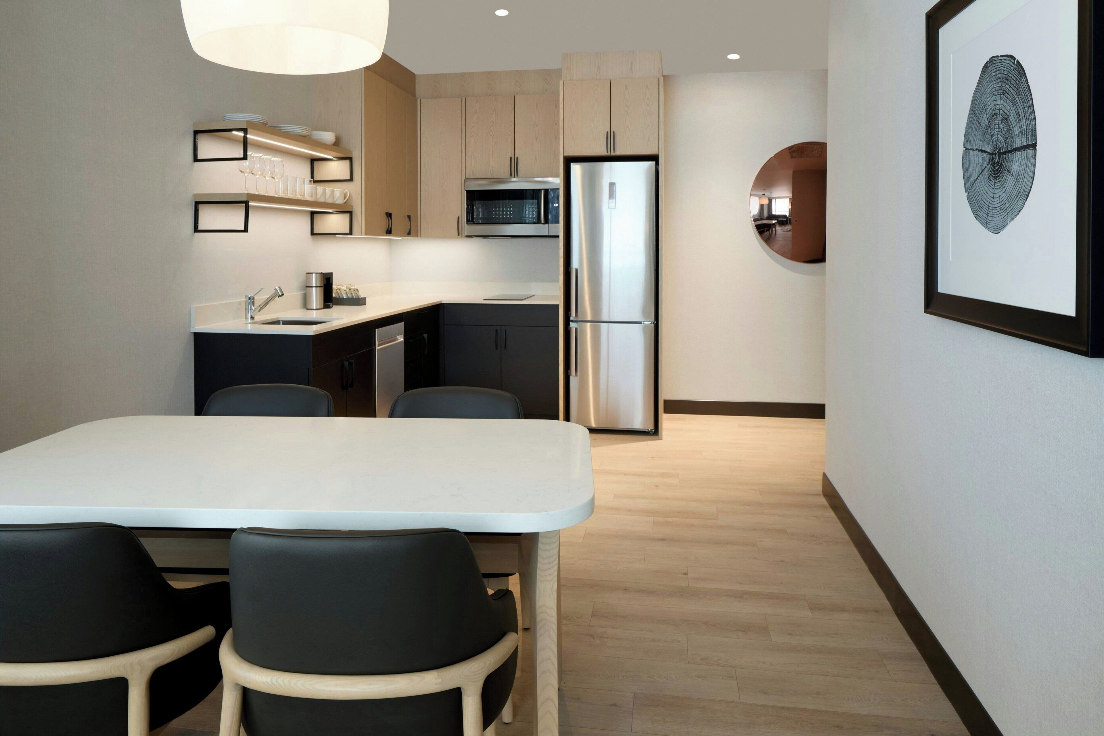 Suite, 1 habitación | Cocina privada | Cafetera o tetera, frigorífico grande, microondas y placa de cocina