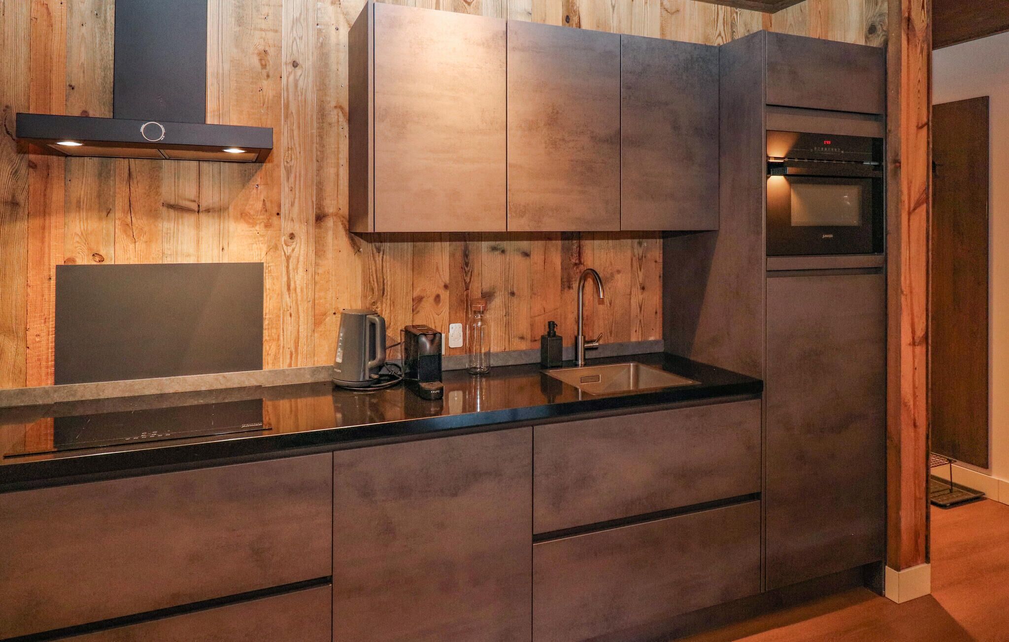 Wasserkocher mit Kaffee-/Teezubehör, Kühlschrank, Ofen, Geschirrspüler