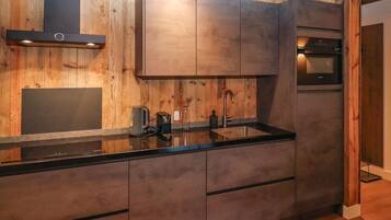 Wasserkocher mit Kaffee-/Teezubehör, Kühlschrank, Ofen, Geschirrspüler