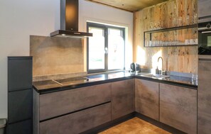 Réfrigérateur, four, lave-vaisselle, cafetière/bouilloire