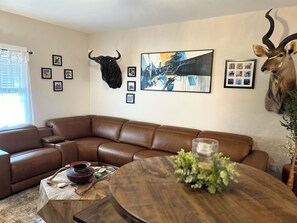 Living area - Delightful 3-bedroom Ranch Getaway House (Vinemont)