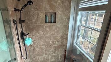 Ducha, bañera de hidromasaje, toallas, jabón