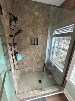 Douche, baignoire Ă jets, serviettes fournies, savon