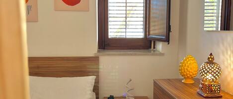 Tabla de planchar con plancha, wifi, ropa de cama