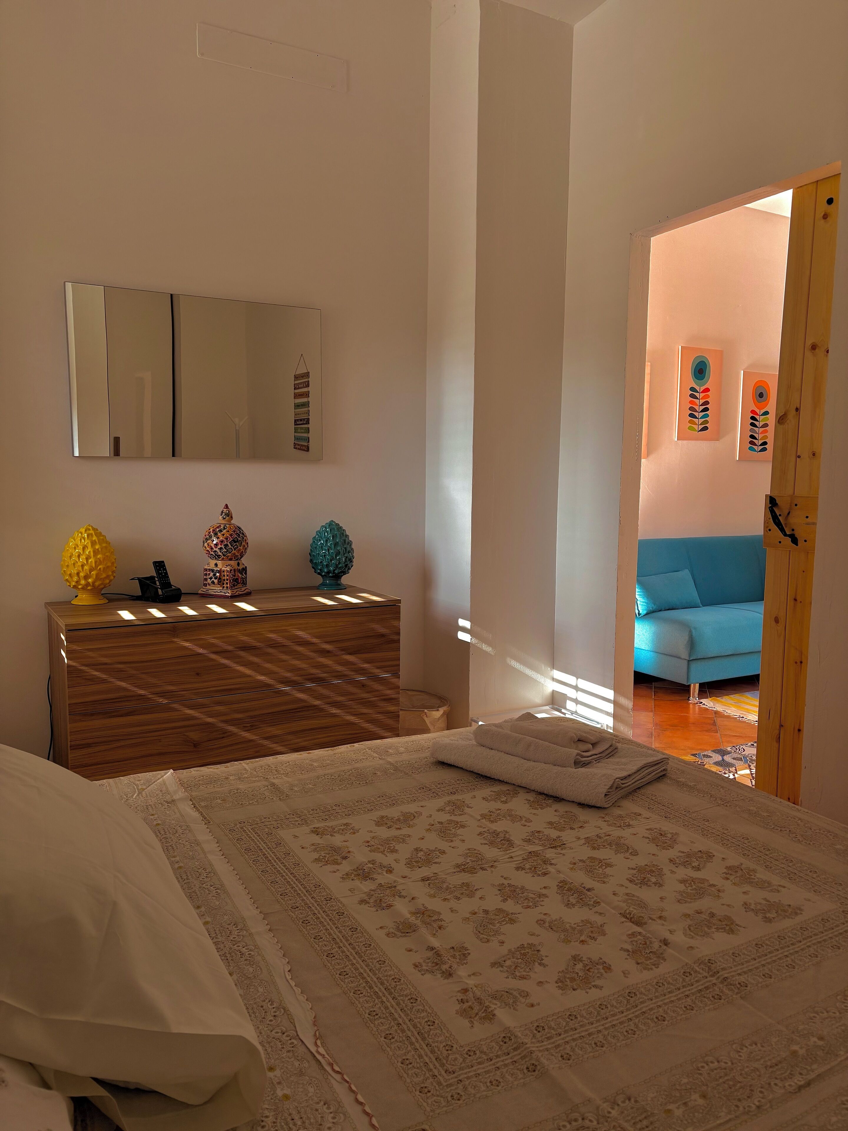 Silitysrauta/-lauta, Wi-Fi, vuodevaatteet