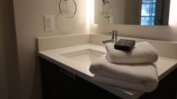 Secadora de cabello, toallas, jabón