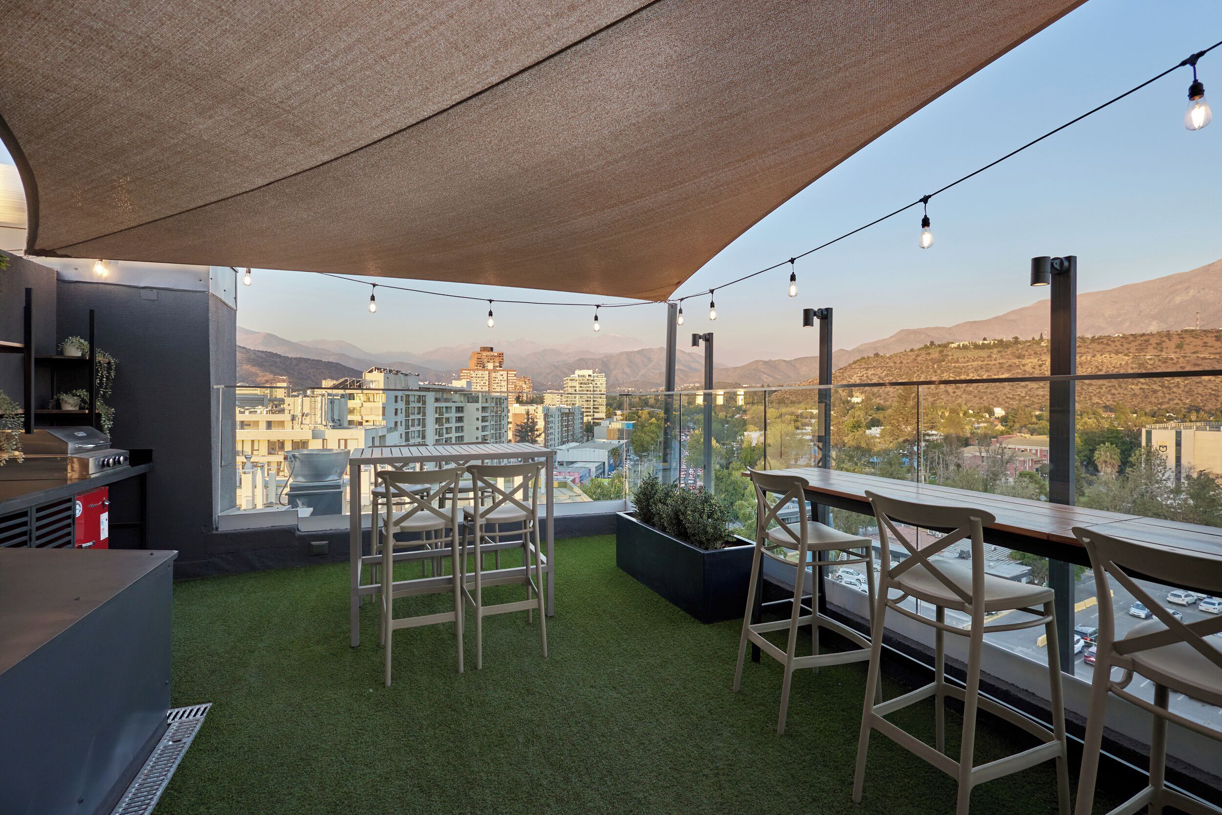 Una terrazza esterna con vista sulla città, dotata di barbecue e posti a sedere.