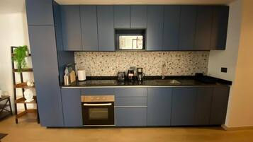 Kjøleskap, mikrobølgeovn, ovn og kokeplater