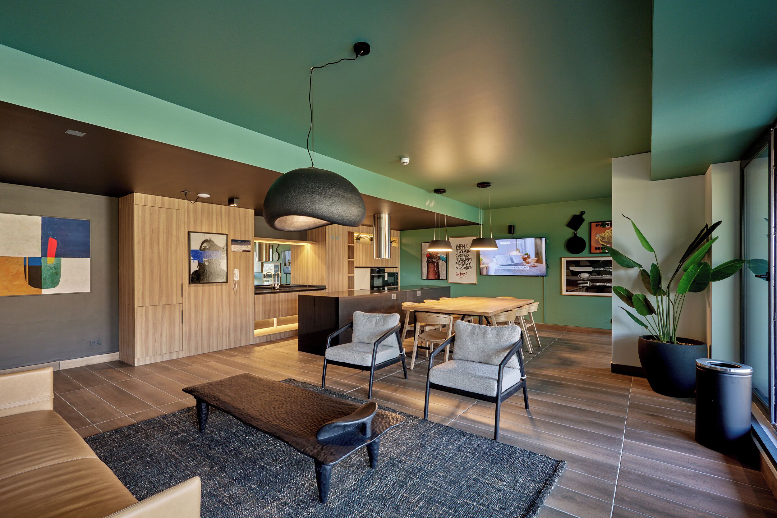 Een modern interieur met een eethoek, keuken en zithoek.