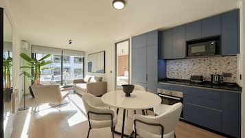 Suite Premium, 1 cama de matrimonio grande con sofá cama, no fumadores, terraza | Tabla de planchar con plancha y wifi gratis