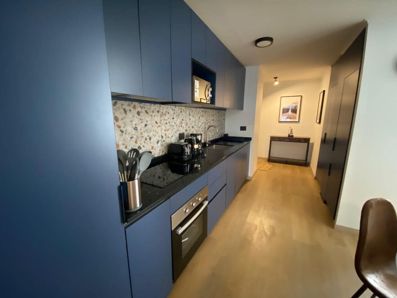 Full-size fridge, microwave, oven, stovetop