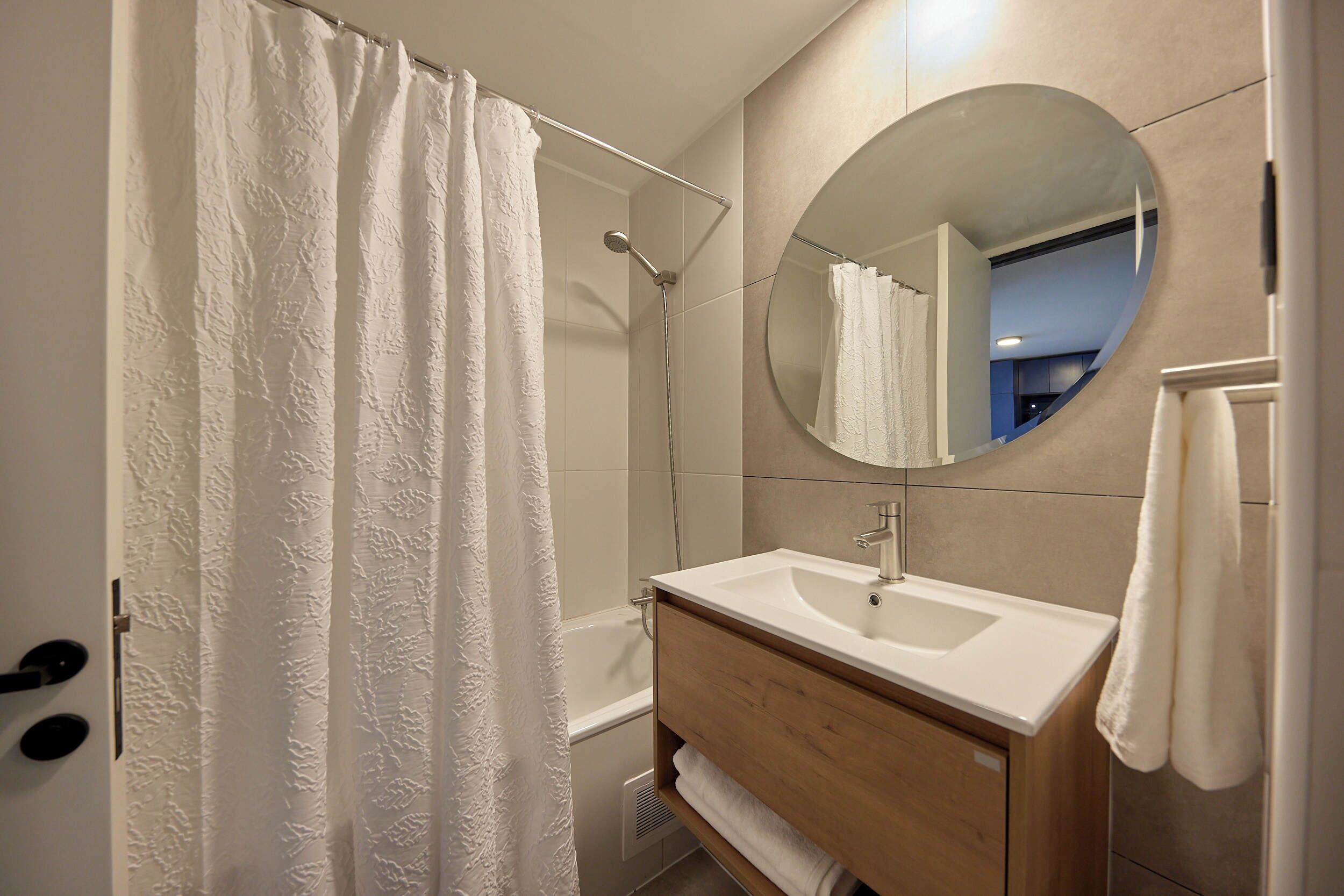 Deluxe suite, 2 slaapkamers, niet-roken, terras | Badkamer | Een haardroger, handdoeken, zeep