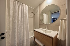 Deluxe Suite, 2 Bedrooms, Non Smoking, Terrace | Bathroom | Hair dryer, towels, soap - Dazzler Residences by Wyndham Santiago Las Condes (Santiago)