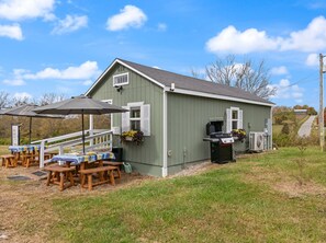 Outdoor dining - Charming Tiny House on the Farm (Lancaster)
