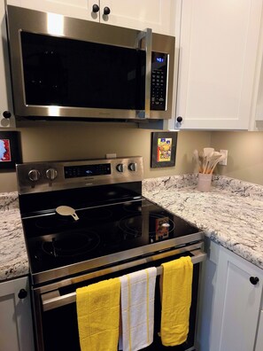Fridge, microwave, oven, coffee/tea maker - Charming Tiny House on the Farm (Lancaster)