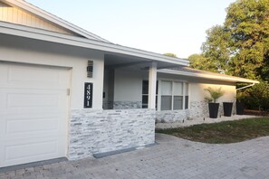 Exterior detail - Modern Spacious 4bedroom house w/ pool 15mins from FLL Airport, Hardrock casino (Plantation)