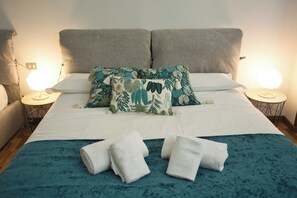 Iron/ironing board, Internet, bed sheets - Pied à Terre La Suite. A magnificent residence in a noble and historic palace. (Verona)