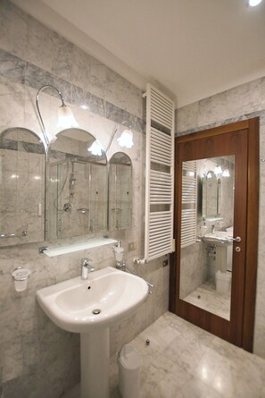 Shower, hair dryer, bidet, towels - Pied à Terre La Suite. A magnificent residence in a noble and historic palace. (Verona)
