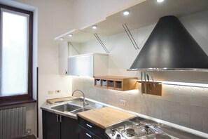 Microwave, oven, stovetop, dishwasher - Pied à Terre La Suite. A magnificent residence in a noble and historic palace. (Verona)