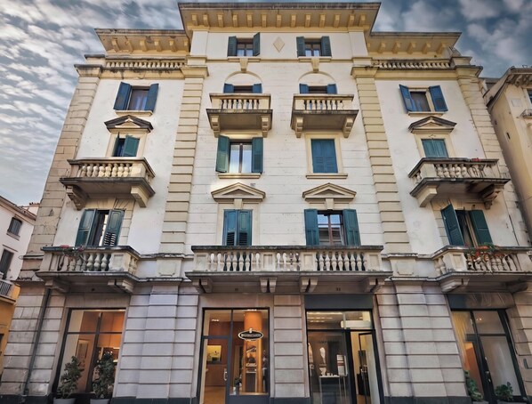 A multi-story building with a classical architectural style, featuring balconies, large windows, and a prominent entrance. - Pied à Terre La Suite. A magnificent residence in a noble and historic palace. (Verona)