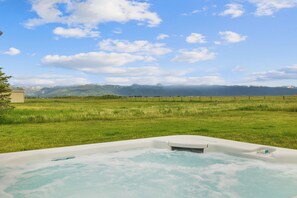 Outdoor spa tub - Yellowstone Get-Away w/ Hot Tub & Grand Teton View (Tetonia)