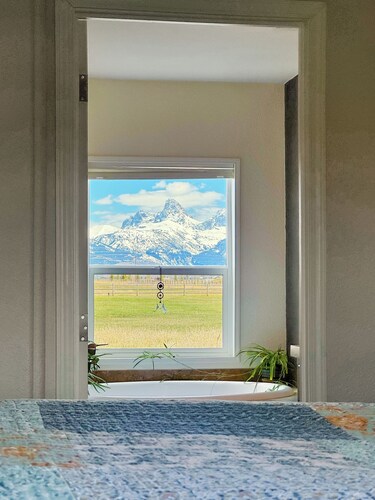 Yellowstone Get-Away w/ Hot Tub & Grand Teton View