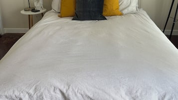 Tabla de planchar con plancha, wifi y ropa de cama