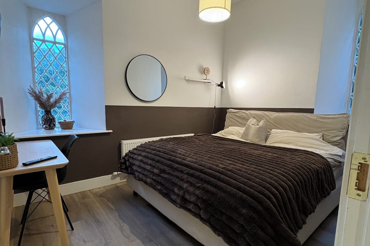 Driepersoonskamer, uitzicht op tuin | Een bureau, een laptopwerkplek, gratis wifi