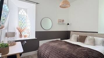 Bureau, espace de travail pour ordinateur portable, Wi-Fi gratuit