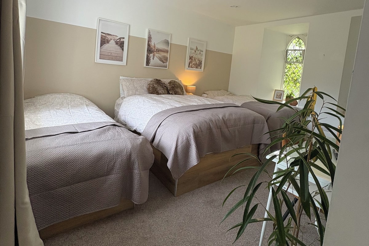 Klassieke vierpersoonskamer, uitzicht op tuin | Een bureau, een laptopwerkplek, gratis wifi