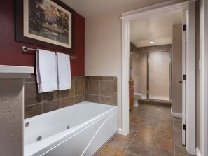 Secadora de cabello, toallas, jabón, papel de baño 