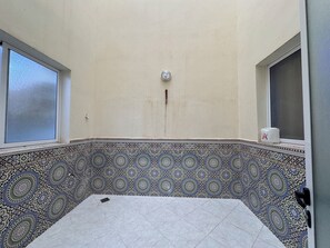 Bidé, såpe og toalettpapir