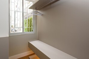 A minimalist room with a window, a bench, and a hanging clothes rack. - 3bdrs Decorated 400m From the Beach BR 503/204 (Rio de Janeiro)