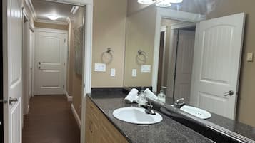 Hårføner, bidé, håndklær og såpe