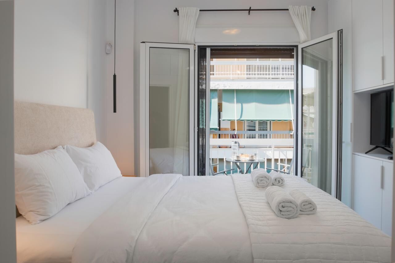 Een strijkplank/strijkijzer, wifi, beddengoed