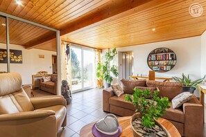 TV, books - Between lake and mountains, a vacation resort in a 3000 m² wooded park (Ayn)