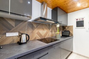 Fridge, microwave, oven, stovetop - Between lake and mountains, a vacation resort in a 3000 m² wooded park (Ayn)