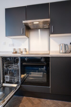 Fridge, microwave, oven, stovetop - Luxe Eco Retreat: Your Stylish Newcastle Sanctuary (Newcastle upon Tyne)
