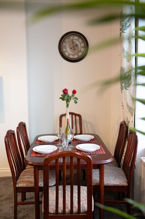 Dining - Luxe Eco Retreat: Your Stylish Newcastle Sanctuary (Newcastle upon Tyne)