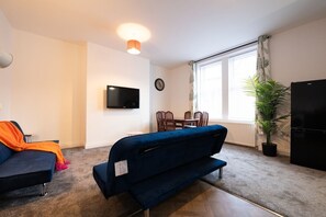 Living area - Luxe Eco Retreat: Your Stylish Newcastle Sanctuary (Newcastle upon Tyne)