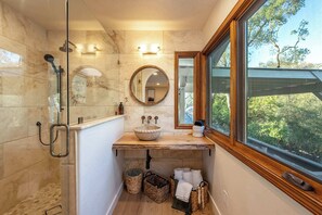 Douche, sèche-cheveux, serviettes fournies